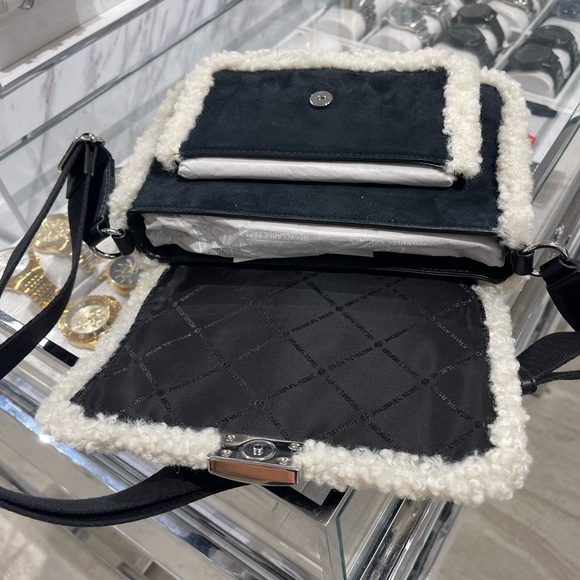 MICHAEL KORS Bradshaw Medium Suede and Faux Shearling Messenger Bag
Black 
NWT - Picture 4 of 16